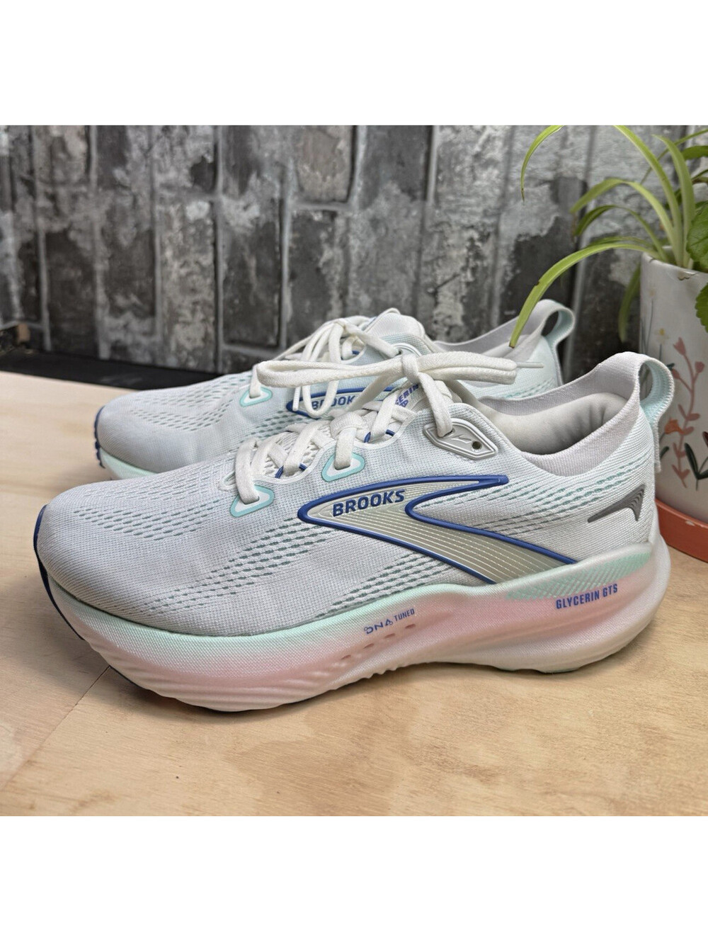 Brooks Glycerin GTS 22 Women’s White/Blue Low Top Lace-Up Wide Mesh 120435